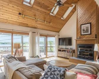 Gorgeous North Lake Leelanau frontage. - Leland - Living room