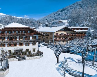 Hotel Weisses Lamm - Monguelfo-Tesido - Bâtiment