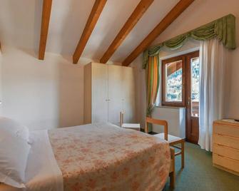 Family Hotel La Perla - Transacqua - Schlafzimmer