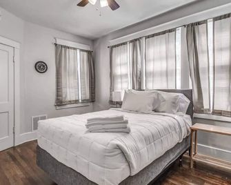 Near Rhodes College & Downtown! The Rolling Stone - Memphis - Bedroom
