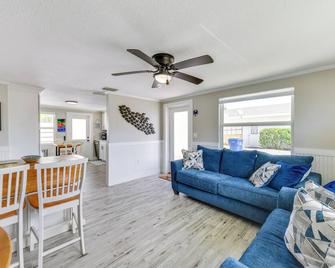 Fish, Swim and Unwind Anna Maria Apt Steps to Beach - Anna Maria - Stue