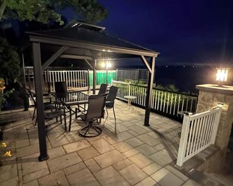 Cozy Private Waterfront Cottage at Lake Simcoe - Beaverton - Balcony