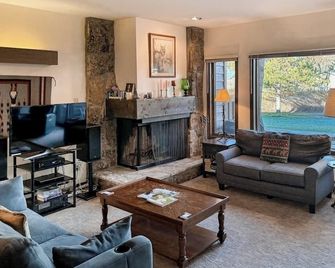 Rustic townhome near golf course with private sauna & deck - Moose - Sala de estar