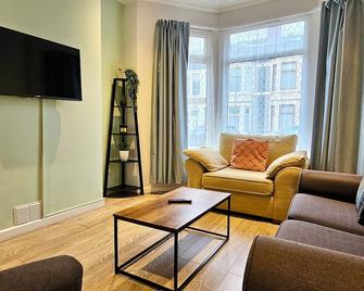 Malefant Street by Switchback Stays - Cardiff - Living room