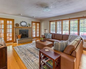 Renovated Pittsfield Colonial by Evergreen Home - 피츠필드 - 거실