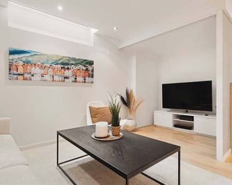 Dinbnb Apartments I Cobblestone Streets 350m from Bryggen & Fløybanen! - Bergen - Wohnzimmer