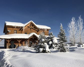 Luxury 6 Br Cabin, Stunning Mountain Views, Hot Tub, Lake Access, Yellowstone! - Island Park - Building