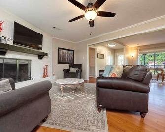 Cozy 3 Bedroom Magnolia Homestead or Texas-Sized Studio on Spacious Lot in a Quiet Neighborhood - Tomball - Living room