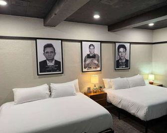 The Signature Room with 2 King Beds Ground Floor - Бісбі - Спальня