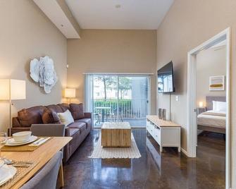 Modern + Smart | King Bed | 55\' & 43\' Tv Sleeps 4 - Tampa - Living room