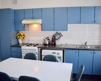 Cosy 3 Bedroom Apartment In Trendy Haberfield - הברפילד - מטבח