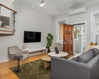 Point Break Cottage - Cape Town - Living room