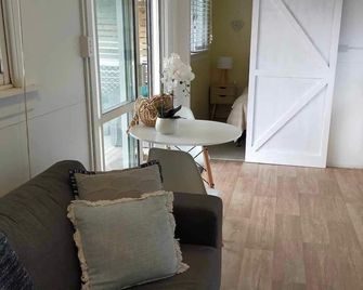 Lovely 1-bedroom cabin in Hakaru. Take a break and unwind at this peaceful oasis - Kaiwaka - Sala de estar