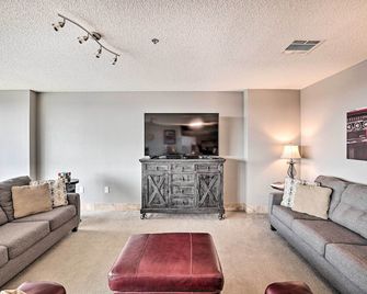Shop and Dine Fort Worth Condo with Racetrack Views! - Fort Worth - Living room