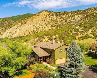Hot Tub, Game Room w/ Mountain Views Near Town - Glenwood Springs - Gebäude