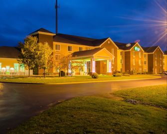 Holiday Inn Express & Suites Acme-Traverse City By IHG - Acme - Building