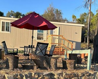 Mariposa Yosemite cute 2 bed cottage with pool and firepit on scenic quiet lot - Mariposa - Innenhof
