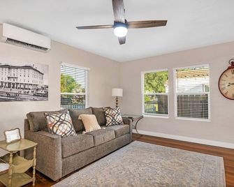 Cozy Downtown Cottage - Merced - Salon