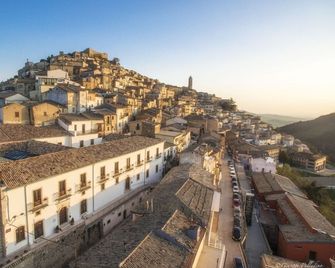 L'antico Monastero - Sant'Agata di Puglia - Vista del exterior