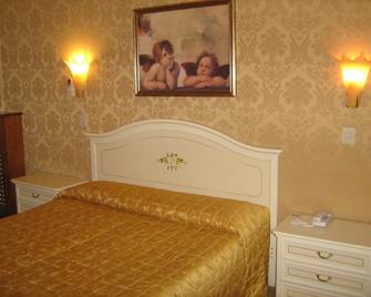 Hotel Airone - Venice - Bedroom