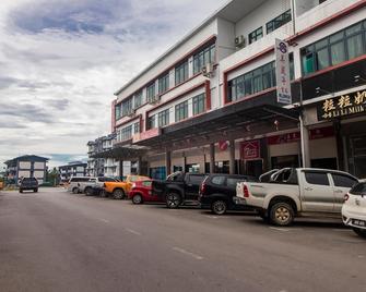OYO 90102 7 Days Lodge - Sarikei - Building