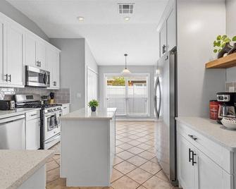 New! Poolside Oasis - Spacious Modern Home - Pool Home Just Renovated! - Zephyrhills - Kuchyň