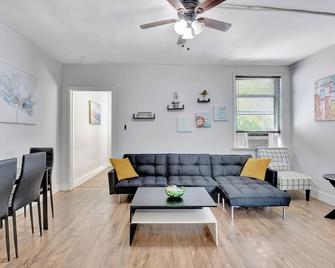 Down Town Delray, Walk To Atlantic Ave, Beach, Pets Are Welcome - Delray Beach - Living room