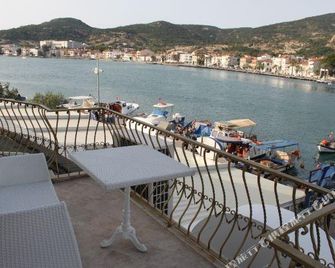 Huri & Nuri Hotel - Foça - Balcón