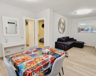 Salt and Sea. Exclusive! Apartment 20 meters from Almeria's El Zapillo beach. - Almería - Comedor