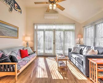 Westerly Vacation Home: Town Beach Access - Westerly - Living room