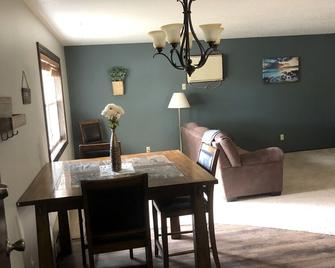 Clean and Comfy!! 2 Bedrooms! - Aberdeen - Dining room