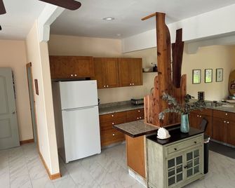 Charming 2 bedroom/bath & much more ground level in Kealakekua - Kealakekua - Cocina