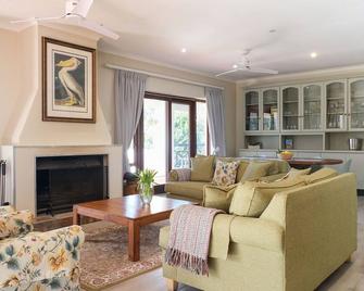 High Season Farm Luxury Cottages - Hermanus - Wohnzimmer