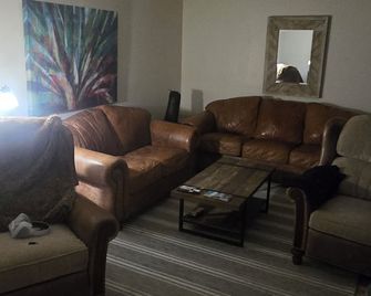 Charming 3br Farmhouse Prime Deer Lodge Location Peaceful + Central Stay - Deer Lodge - Soggiorno