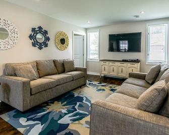 Summer Banks Paradise - 4 Minute walk to Beach, 25 Min drive to Niagara Falls - Fort Erie - Living room