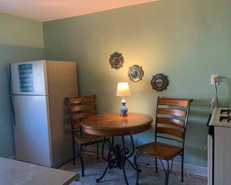 Beach Side Studio #3 Apts by RedAwning - נורפולק - חדר אוכל