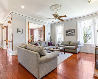 Historic New Orleans-Style Gem - 4 Miles from French Quarter! - Arabi - Living room