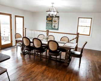 Beautiful and Spatious Vacation Rental with 6 Bedrooms near Owensville, Missouri - Owensville - Dining room
