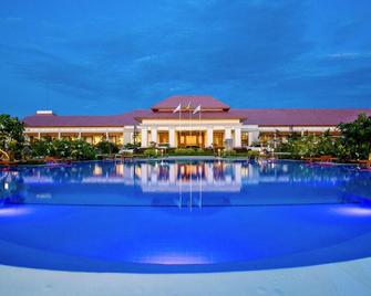 Horizon Lake View Resort Hotel - Naypyitaw - Piscina