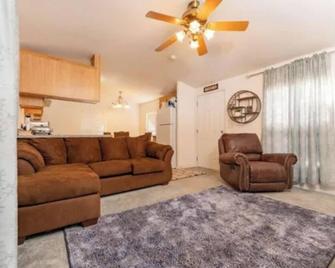 National Park getaway Cozy small home on 5 acres. - Squaw Valley (Fresno County) - Sala de estar