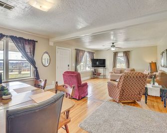 Charming Gadsden Home w/ Golf Course Views! - Gadsden - Huiskamer