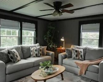 Mountain Cabin in Jamestown - Jamestown - Living room
