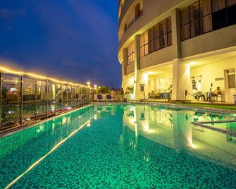 غولدن توليب كنعان كمبالا - كامبالا - حوض السباحة