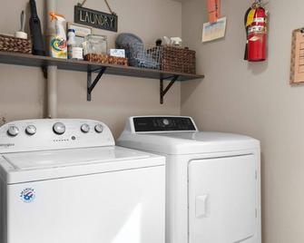 Charming and Cozy Private Home Walking Distance to Downtown - Kalispell - Çamaşırhane