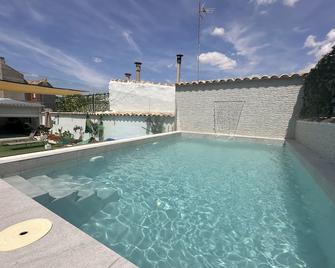 Apartamentos Oncemolinos con desayuno - Consuegra - Piscina
