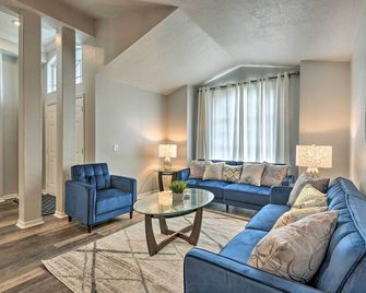 Apopka Single-Story Home w/ Private Lanai + Pool! - Apopka - Living room