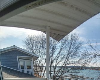 Snug Harbor Inn - Sturgeon Bay - Балкон
