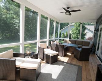 Upscale track rental near downtown Saratoga - Saratoga Springs - Lounge