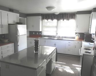 Tod Mansion on Private Estate: 6000 Sq Ft sleeps 16 with 6 bathrooms - Hubbard - Kitchen