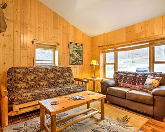 Cabin Near River - Treehouse Masters Stayed Here! - Ferryville - Living room